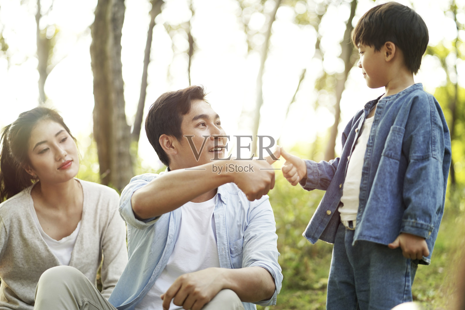 快乐的亚洲家庭在树林里玩照片摄影图片