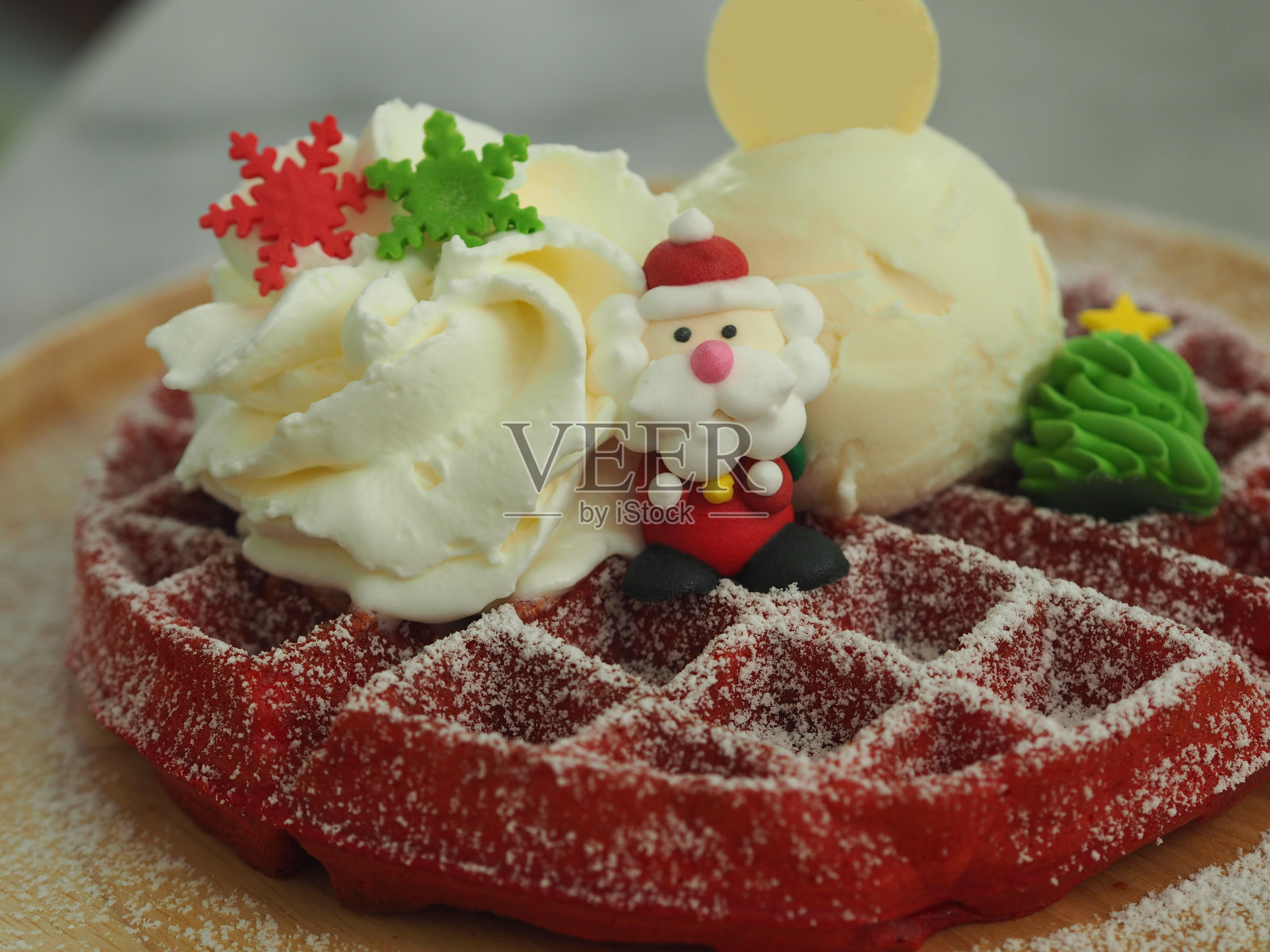 红丝绒华夫饼上的圣诞老人娃娃，圣诞快乐照片摄影图片
