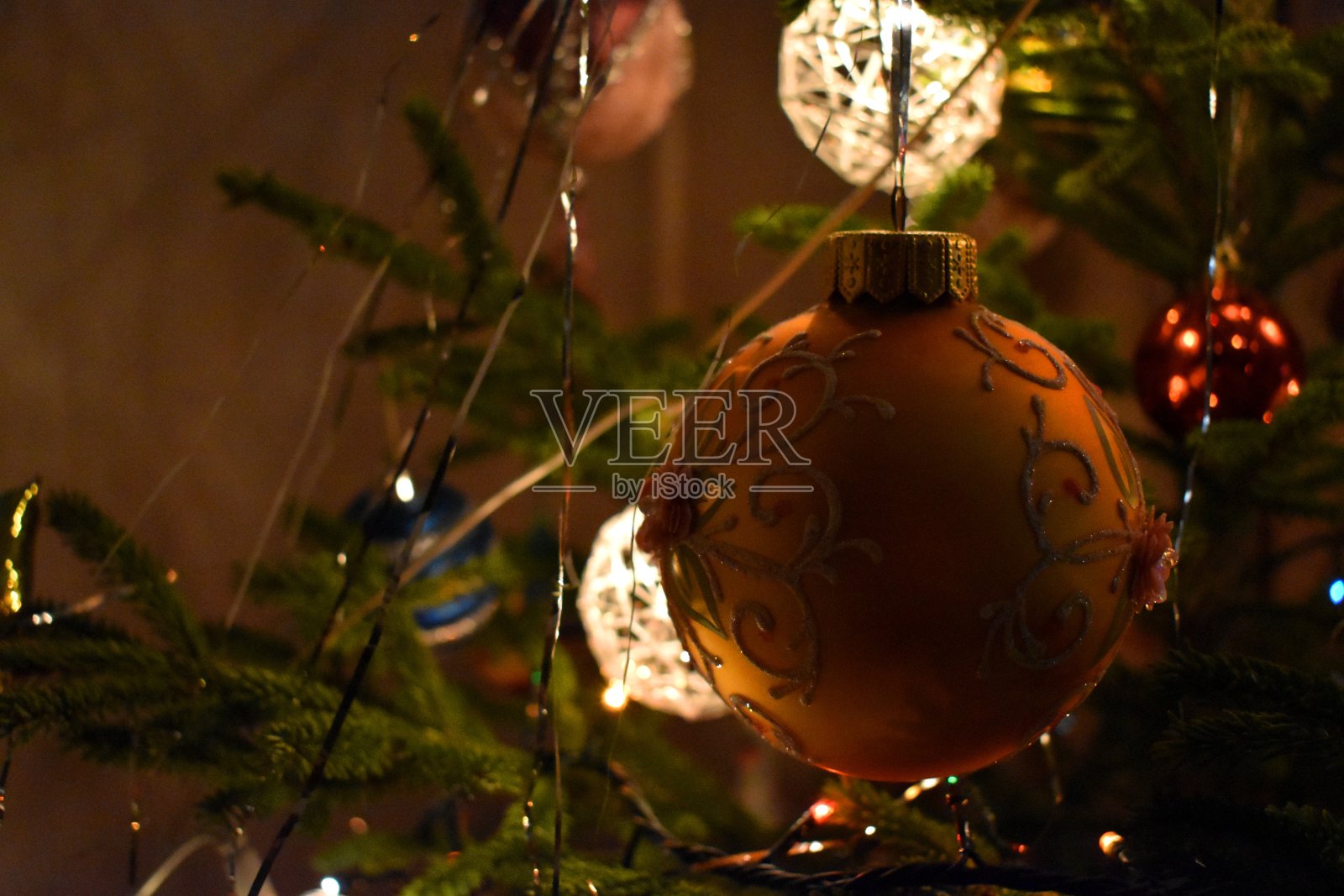 新年。圣诞树上挂着圣诞装饰品和灯笼。照片摄影图片