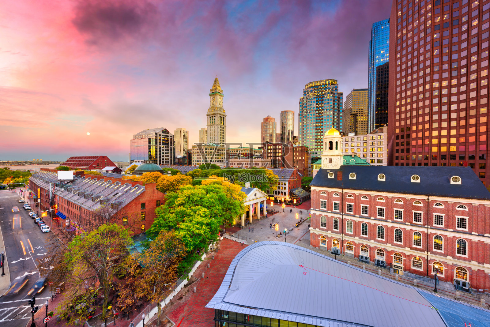 波士顿，马萨诸塞州，美国的天际线法尼尔大厅和昆西市场照片摄影图片