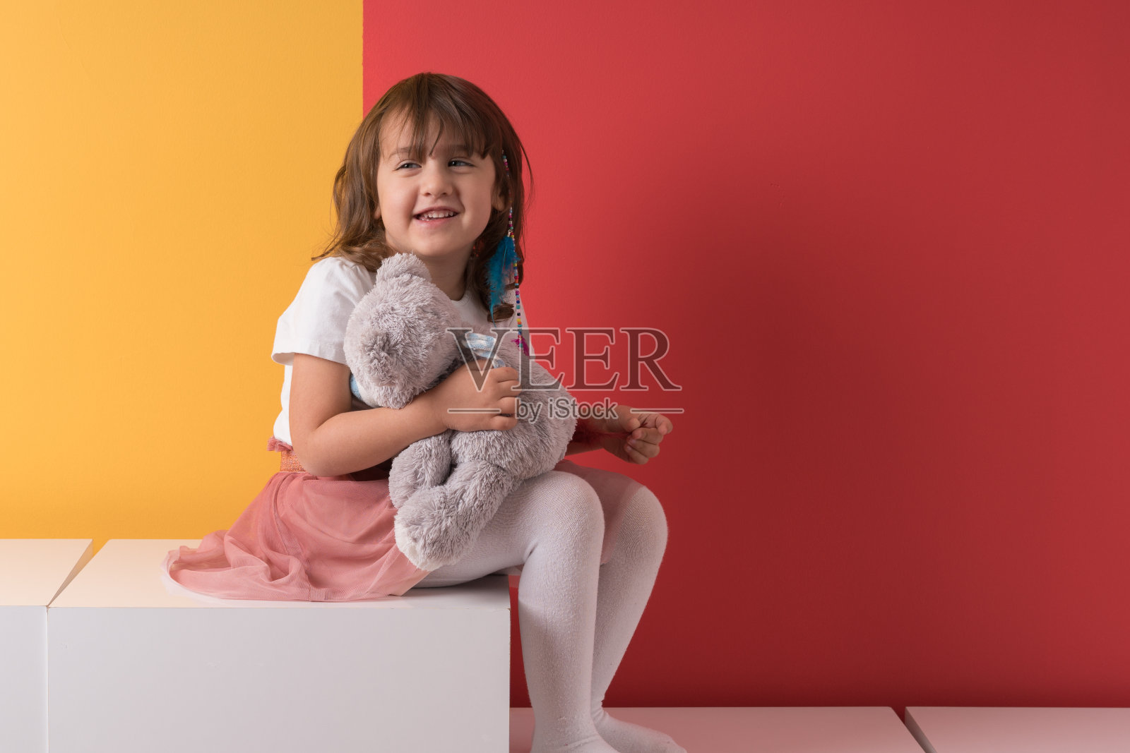 可爱快乐的小女孩抱着她的泰迪熊照片摄影图片
