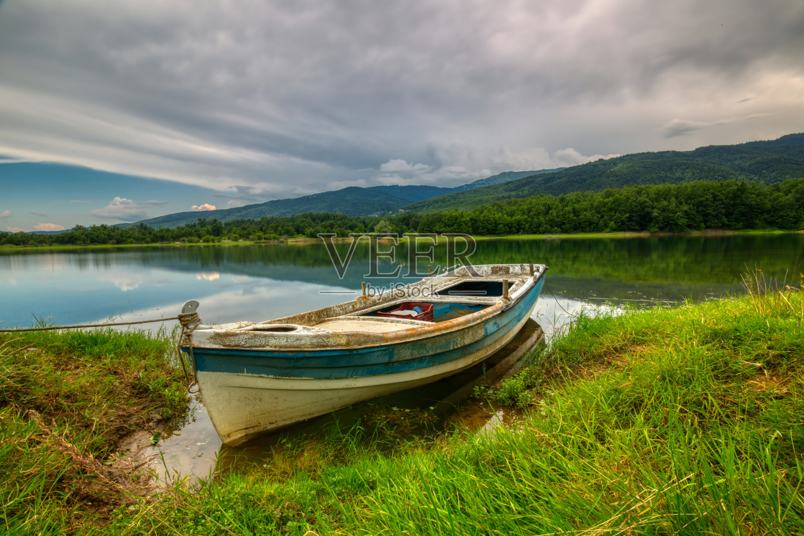 希腊塞萨利卡迪萨的普拉斯提拉斯湖上孤独的小船照片摄影图片