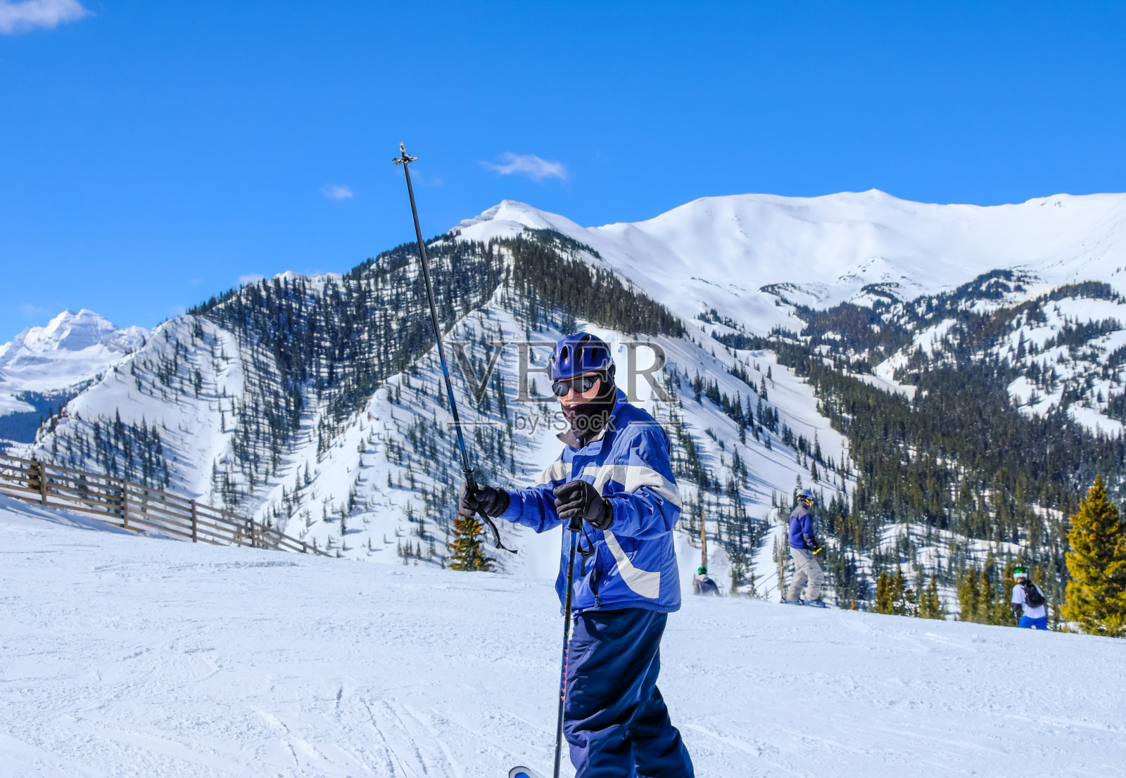 科罗拉多州的高级滑雪者用滑雪杆敬礼照片摄影图片