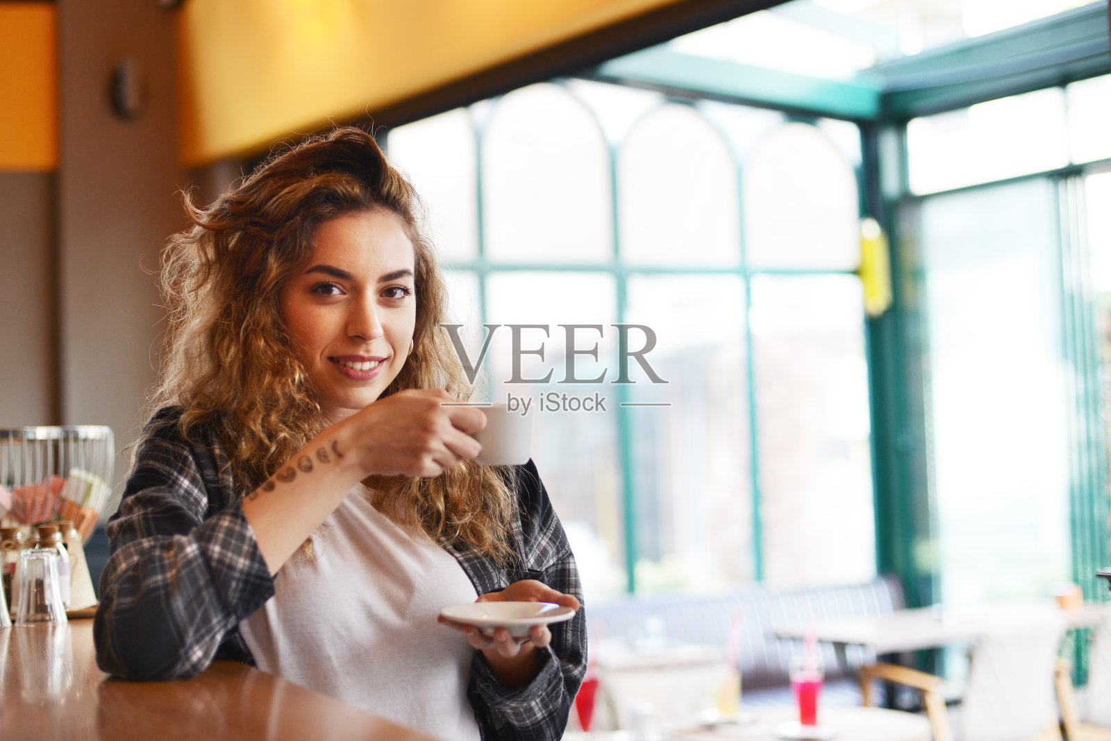 在自助餐厅喝咖啡的漂亮女人照片摄影图片