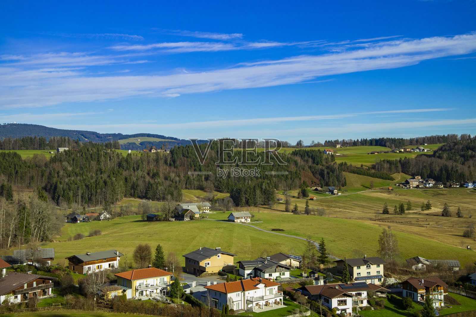 春季欧洲乡村乡村侧地标顶视图景观地标景观环境绿草高原草地和地平线与生动的蓝天背景，复制空间照片摄影图片