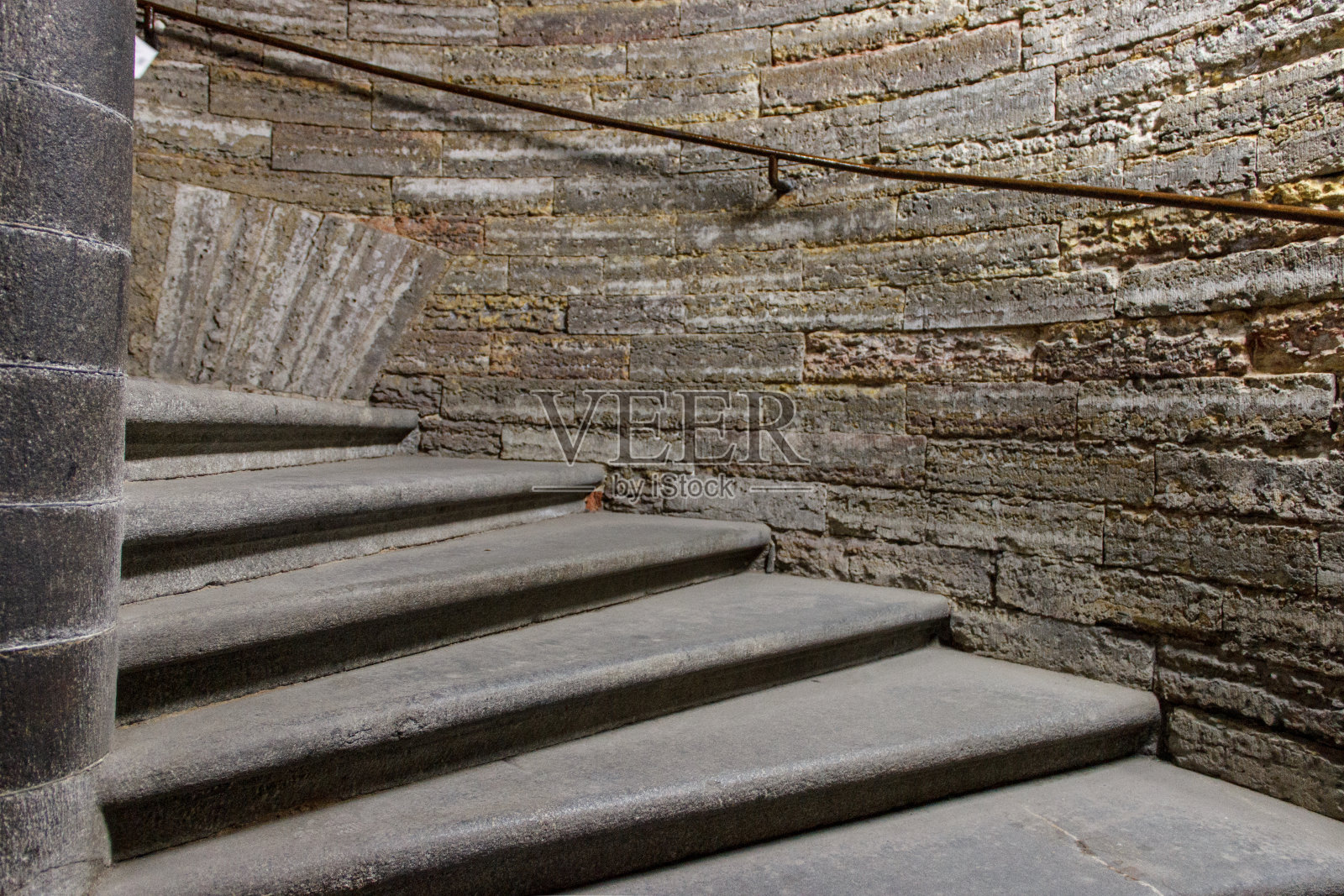通往圣彼得堡圣以撒大教堂屋顶的古老的石头螺旋楼梯照片摄影图片