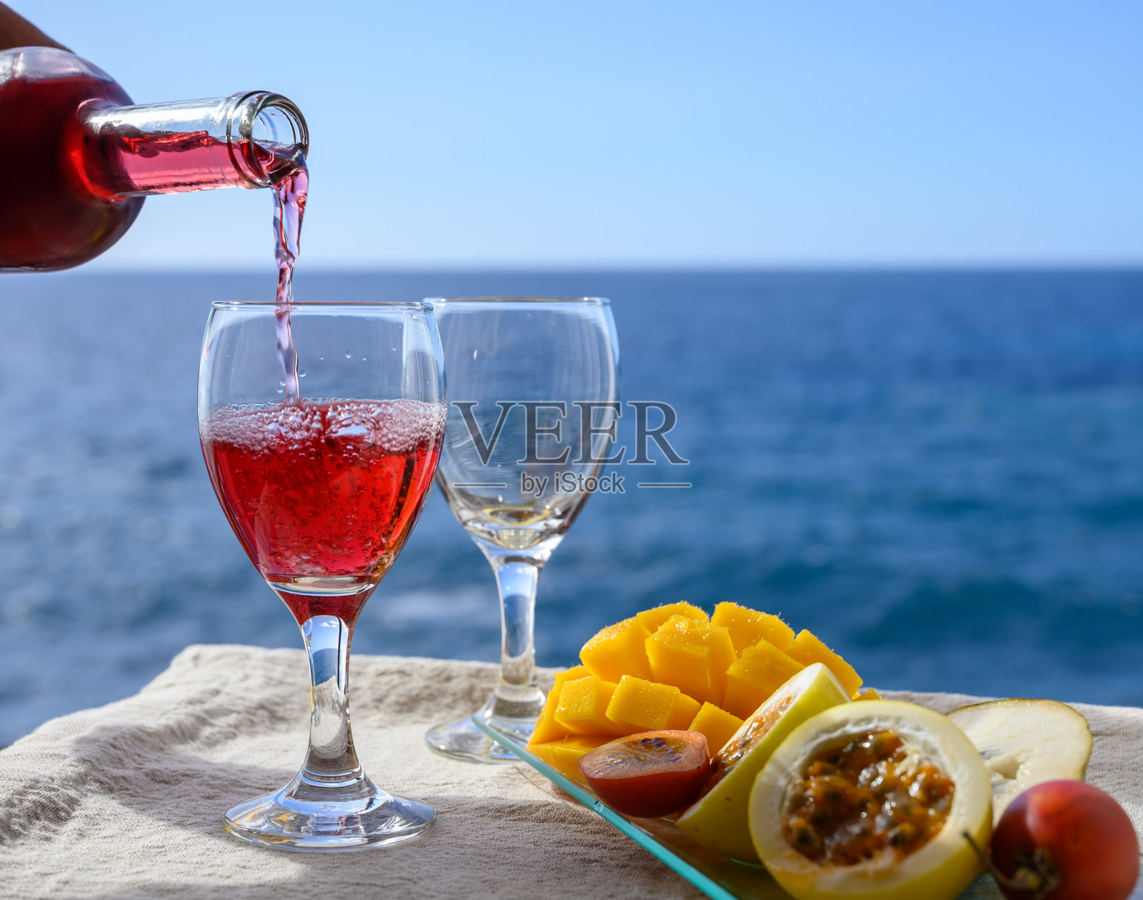 两杯玫瑰葡萄酒与异国情调的水果户外热带岛屿拉帕尔马，加那利群岛，西班牙美丽的蓝色海景照片摄影图片