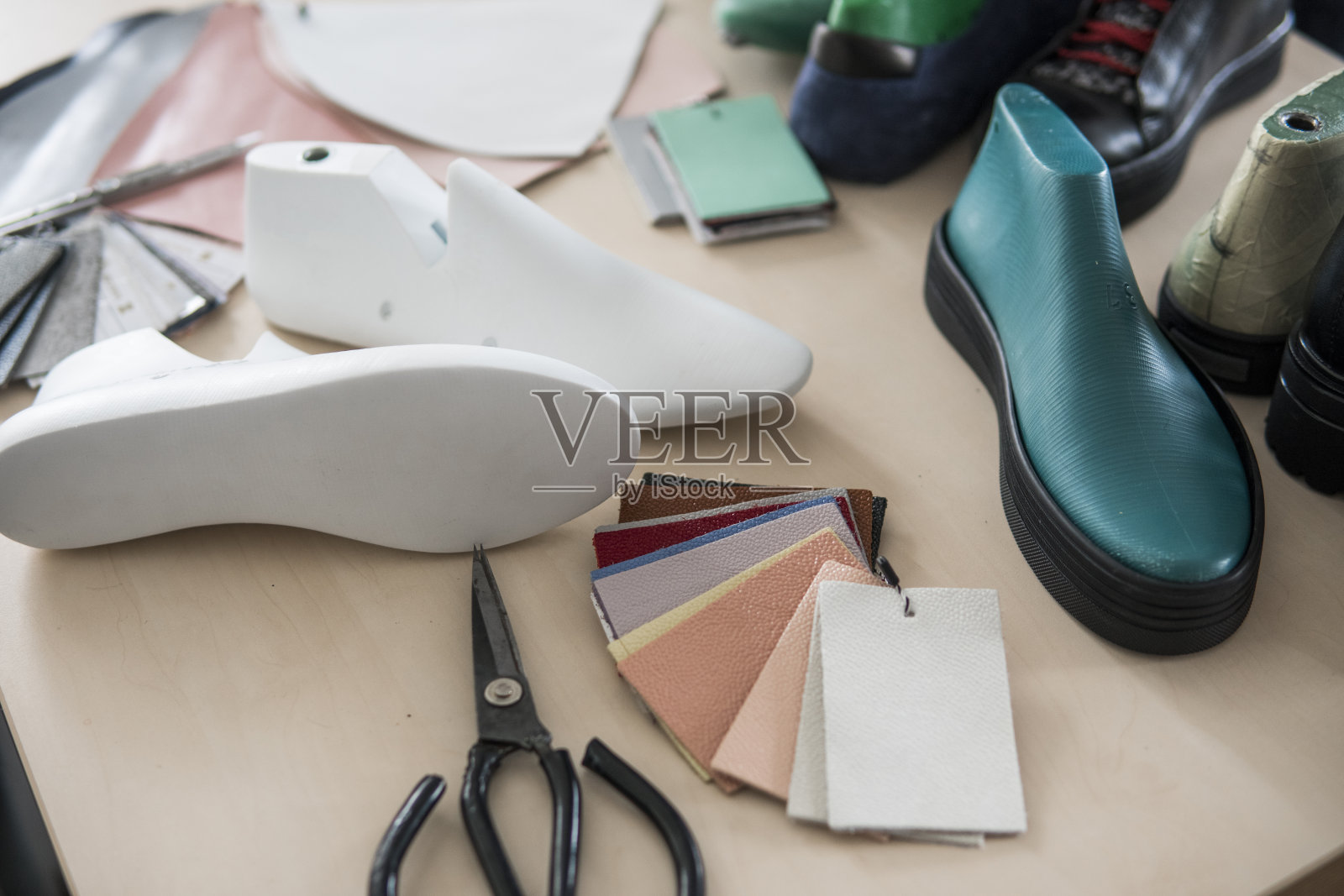 鞋匠工作场所的工具，鞋子，皮革和鞋楦。照片摄影图片