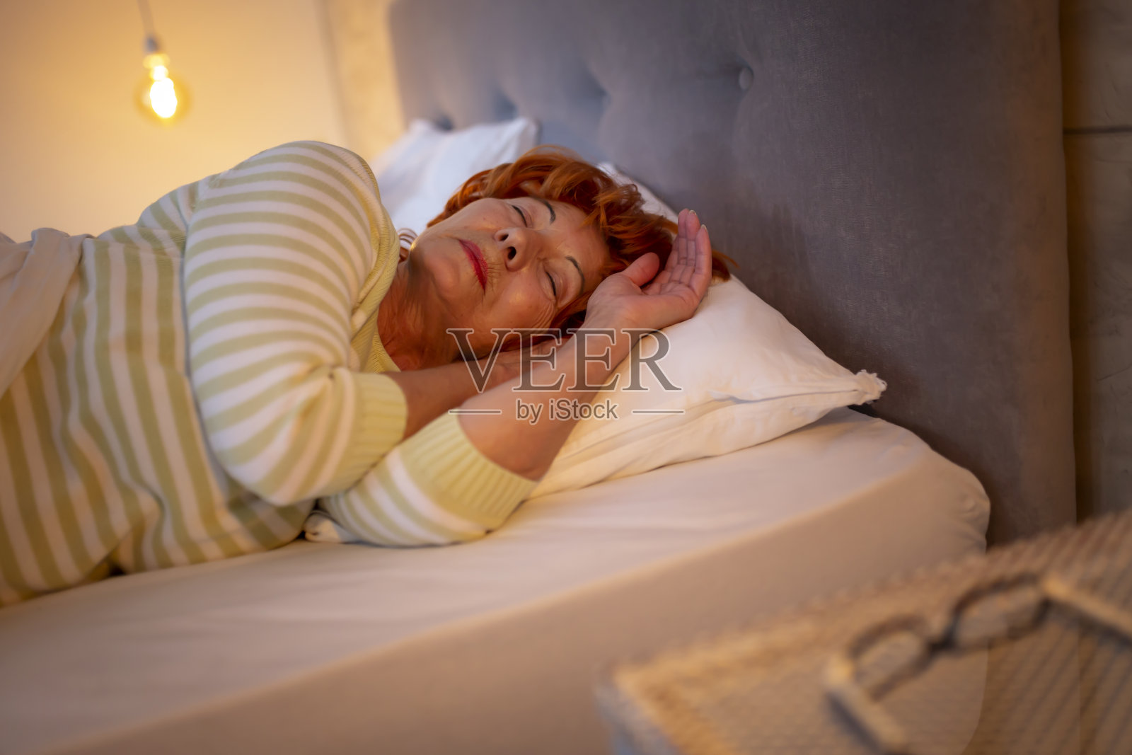 高级的女人睡觉照片摄影图片