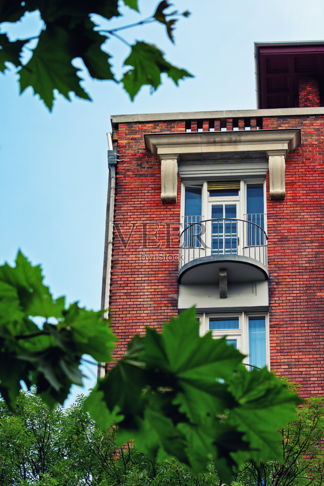 一个红砖建筑阳台的低角度视图照片摄影图片