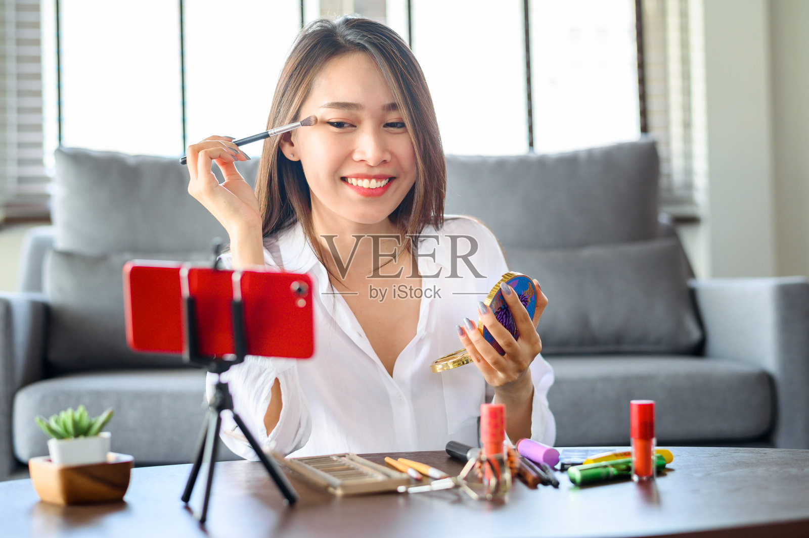 年轻的亚洲博客网红录制视频化妆化妆在家照片摄影图片
