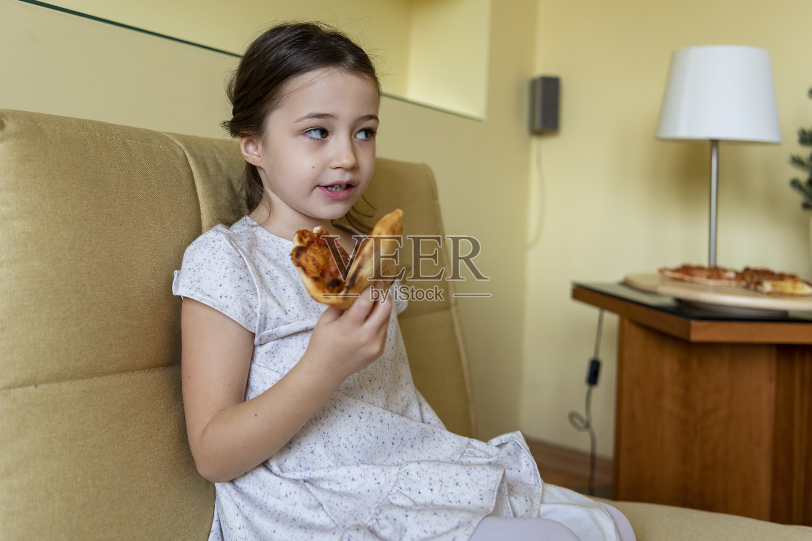 可爱的女孩在吃披萨照片摄影图片