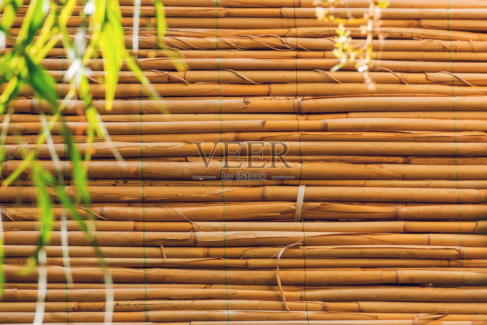 水平竹百叶窗。竹窗帘作为自然背景。照片摄影图片