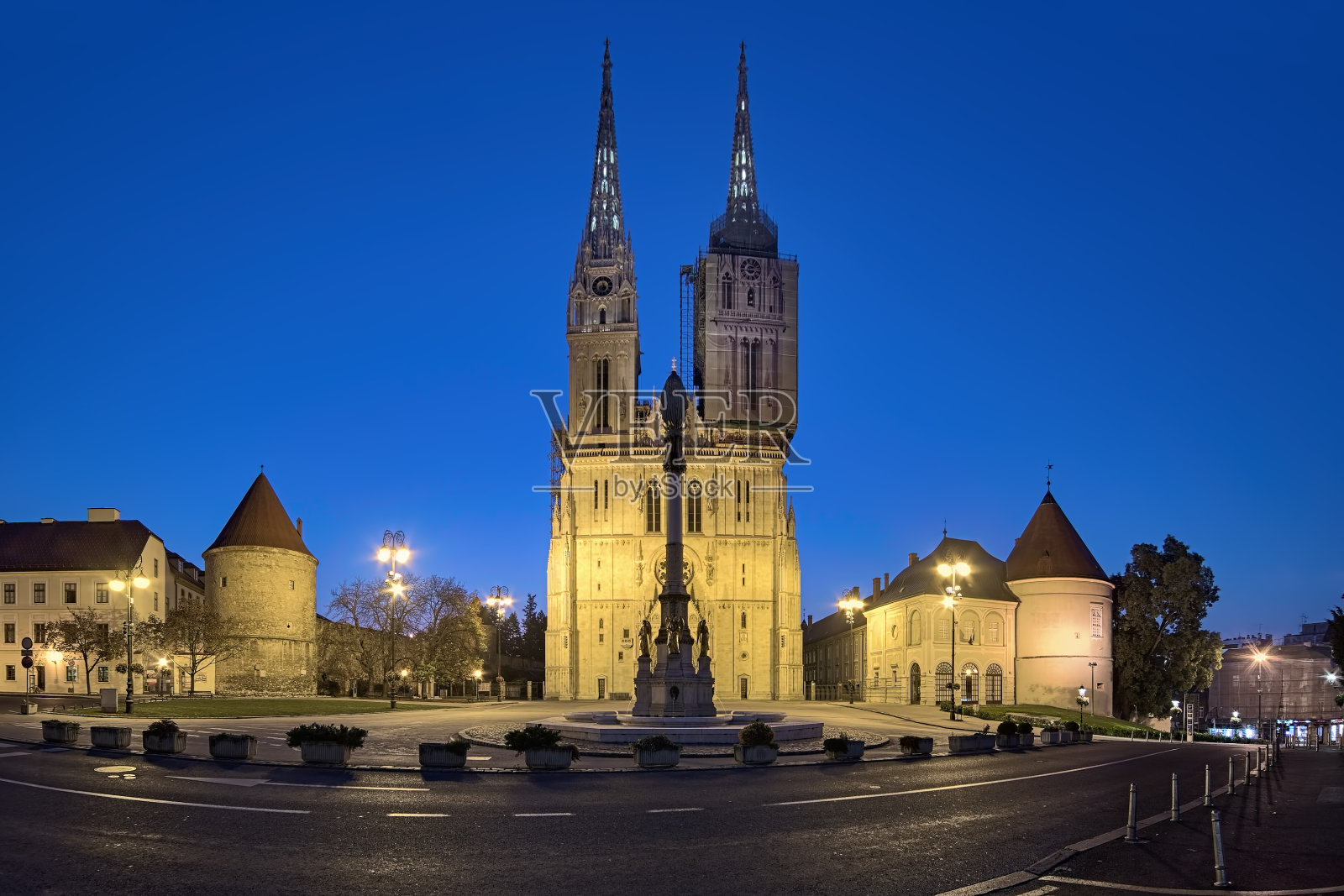 克罗地亚，黄昏中的萨格勒布大教堂照片摄影图片