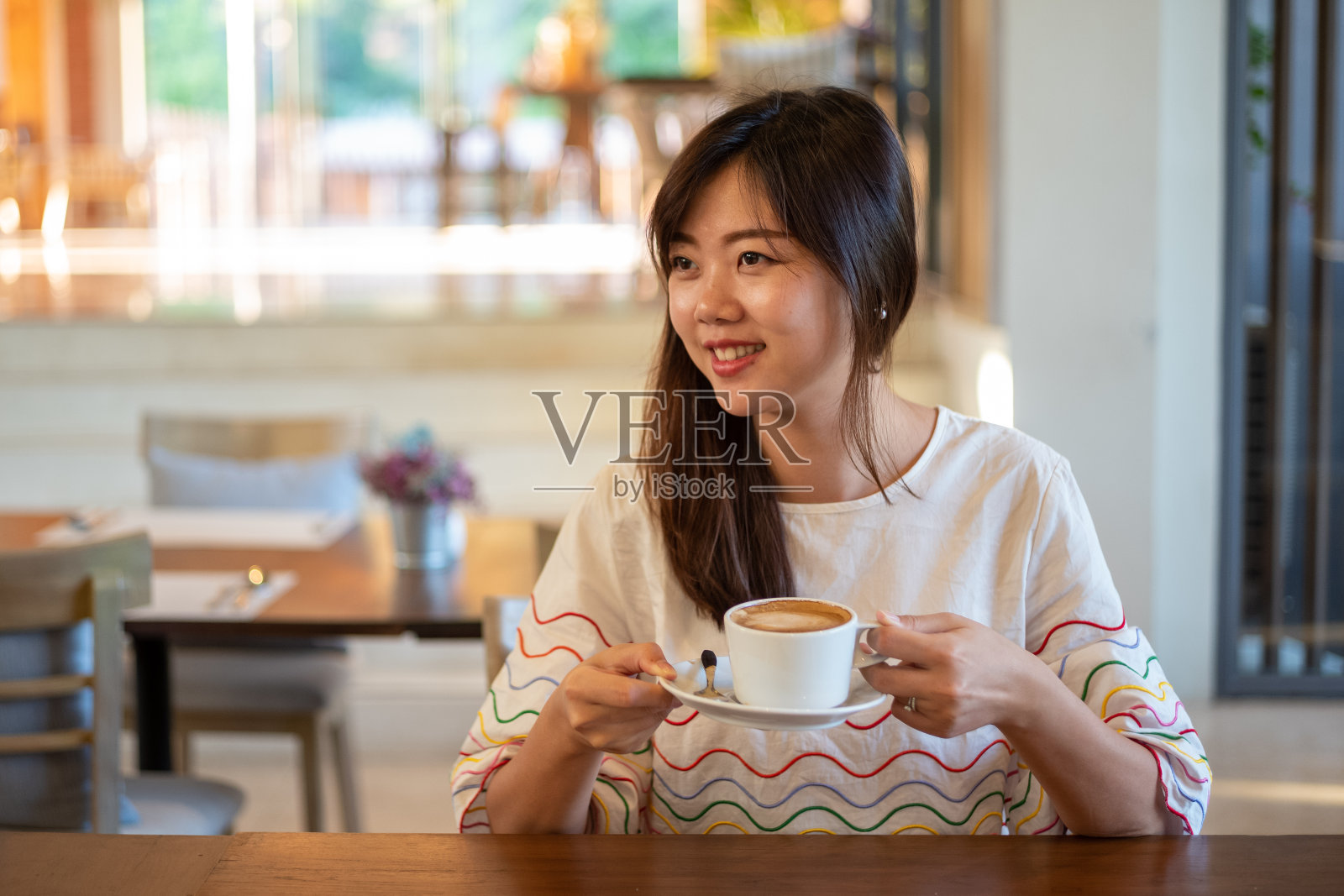 年轻的亚洲女性正在咖啡厅喝咖啡休息照片摄影图片