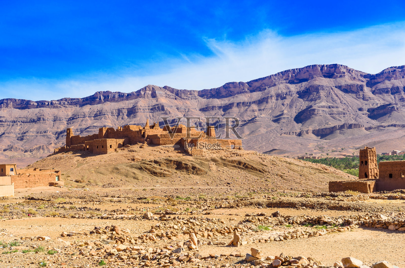 一个古老城市的废墟，在山脉的背景，瓦尔扎扎特，摩洛哥。照片摄影图片