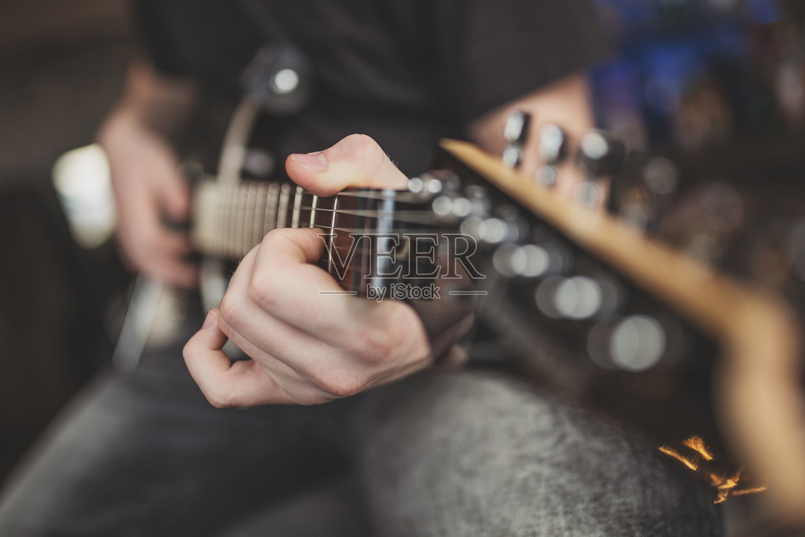 吉他手用电吉他演奏d大调和弦照片摄影图片