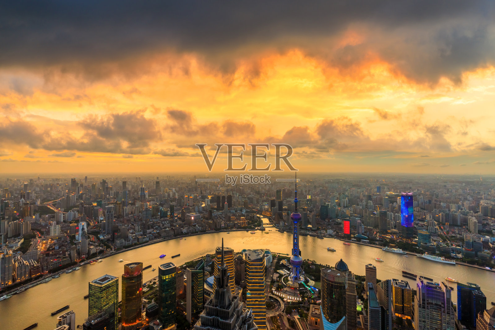 从空中俯瞰日落时分的上海天际线。照片摄影图片