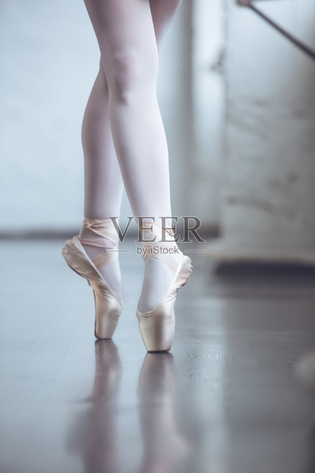 年轻的芭蕾舞者站在脚趾在工作室活跃的生活方式的特写照片摄影图片