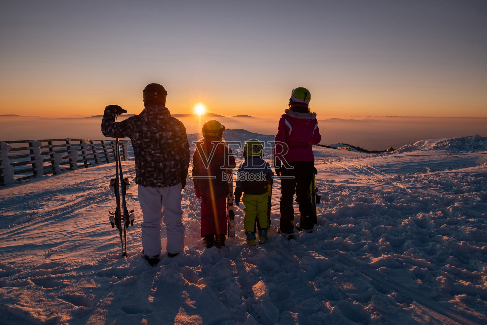 家庭滑雪度假照片摄影图片