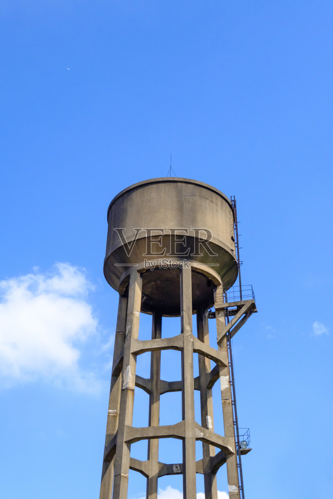 老水缸塔在蓝天景观照片摄影图片