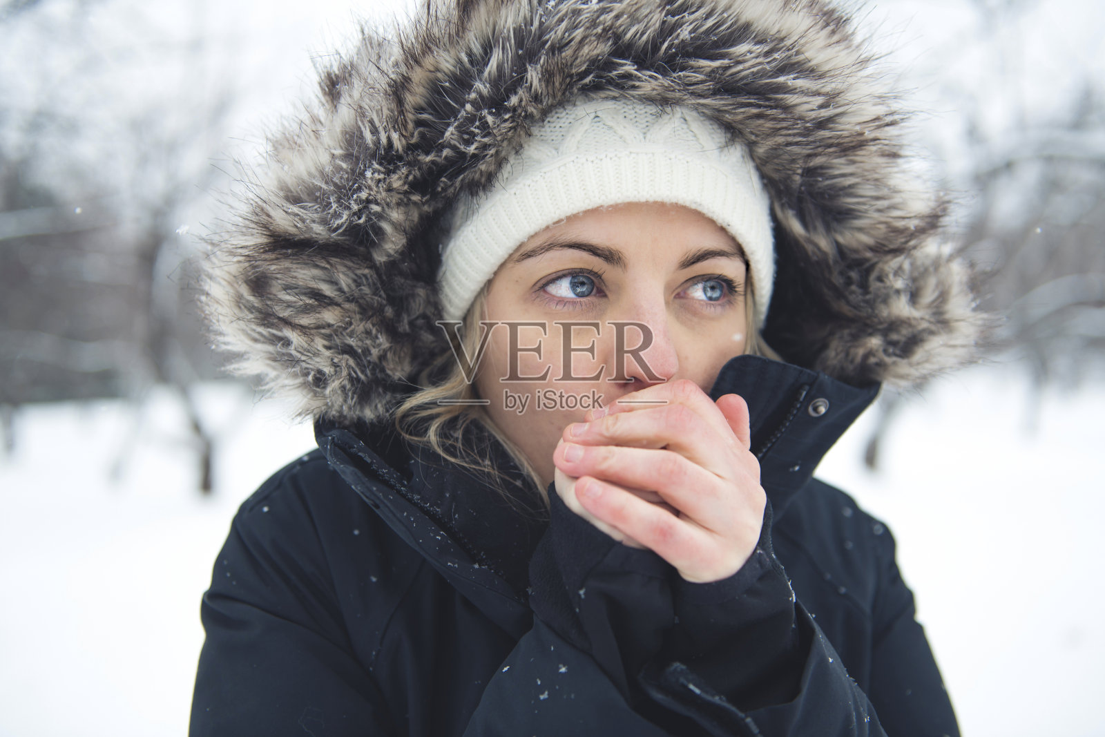 冬天手冰凉的女孩照片摄影图片