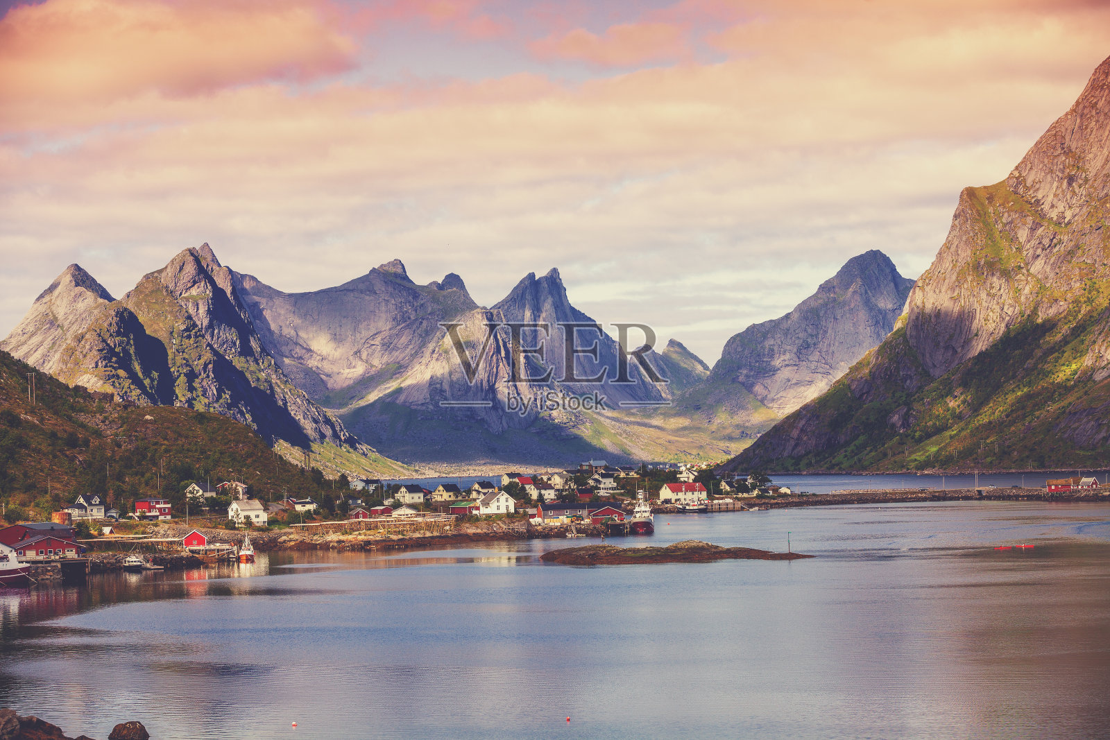 峡湾上美丽的渔村。勒内罗弗敦村，挪威照片摄影图片