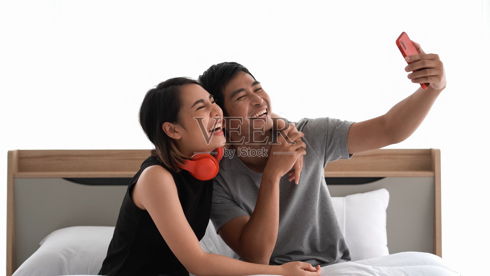 年轻夫妇使用他们的手机照片摄影图片