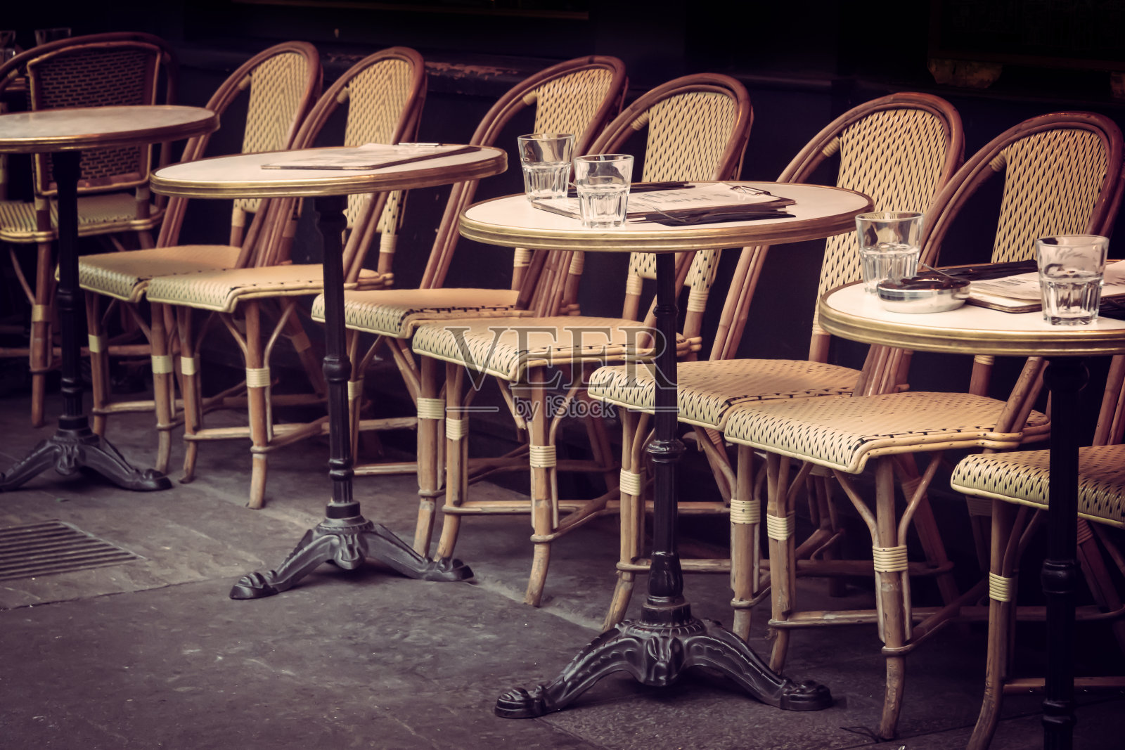 在法国巴黎的一个露天咖啡馆露台上，清空复古的桌椅照片摄影图片