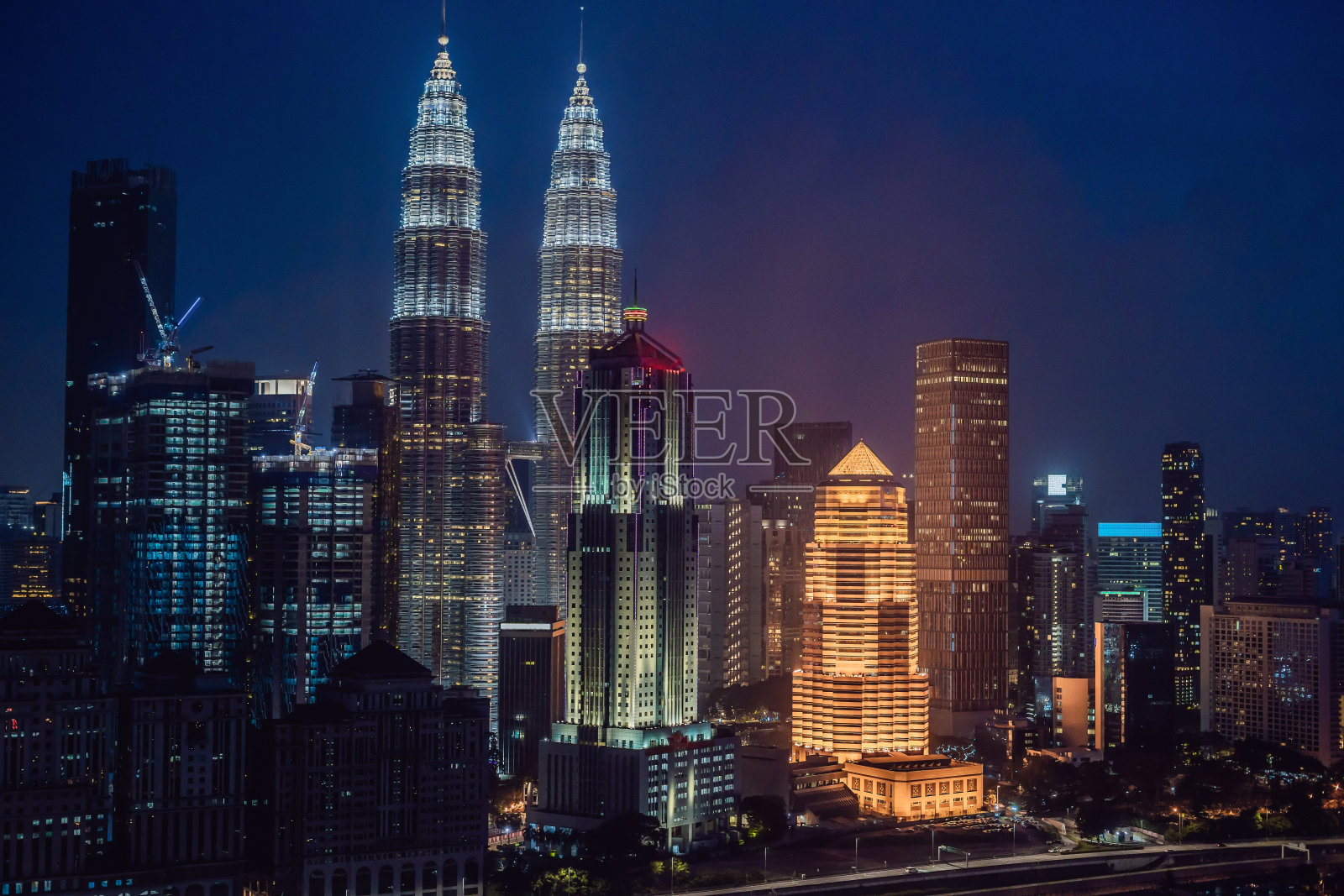 吉隆坡晚上的天际线，马来西亚，吉隆坡是马来西亚的首都照片摄影图片