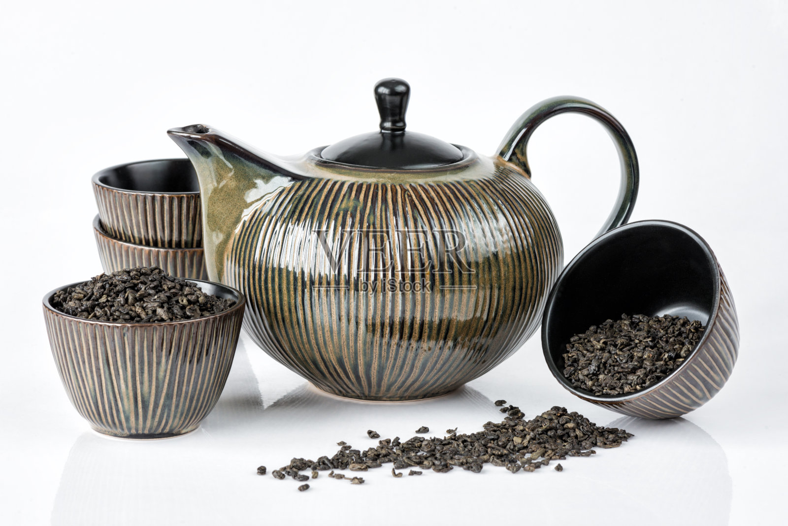 陶瓷茶壶和几个茶杯照片摄影图片