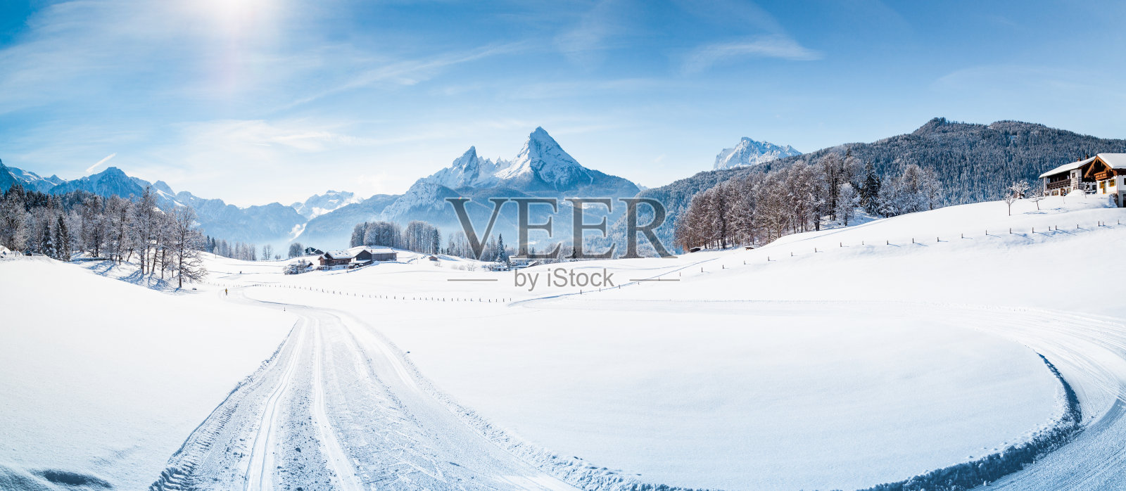 冬季仙境般的景色和阿尔卑斯山的越野滑雪道照片摄影图片