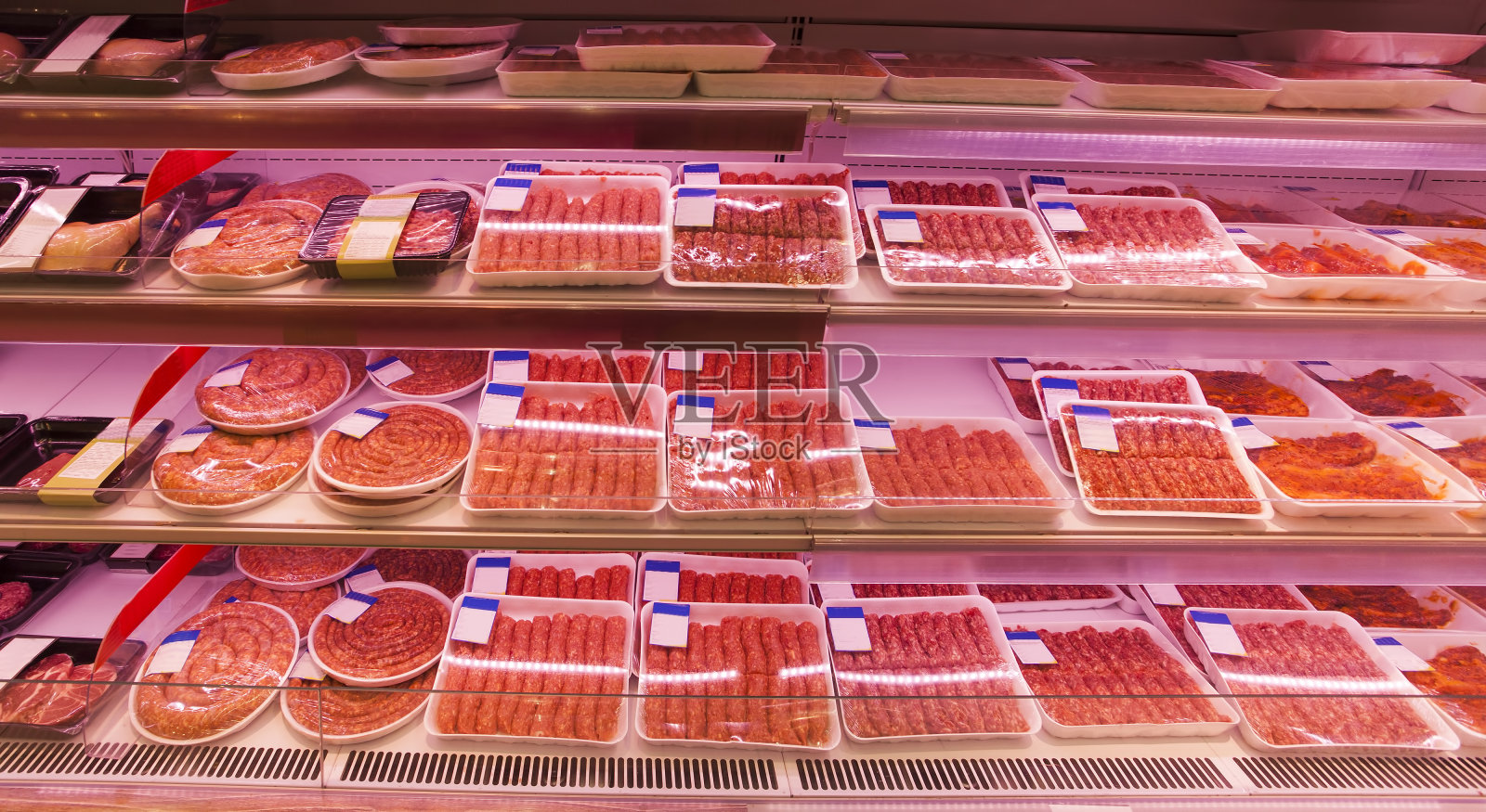 在超级市场出售的砂锅里的新鲜生肉照片摄影图片