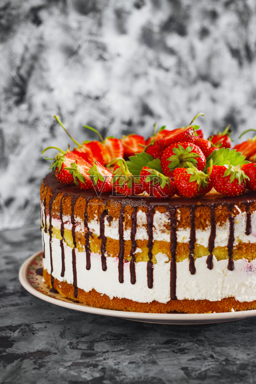 草莓蛋糕，草莓海绵蛋糕与新鲜的草莓在黑暗的背景照片摄影图片