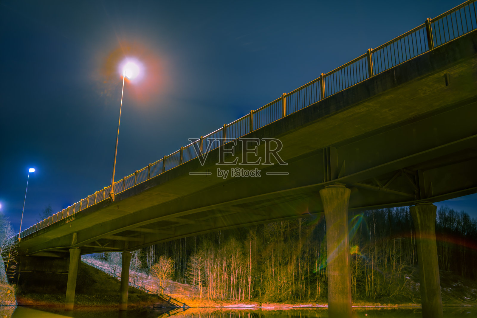 夜间在冰冻的河上架起一座桥照片摄影图片