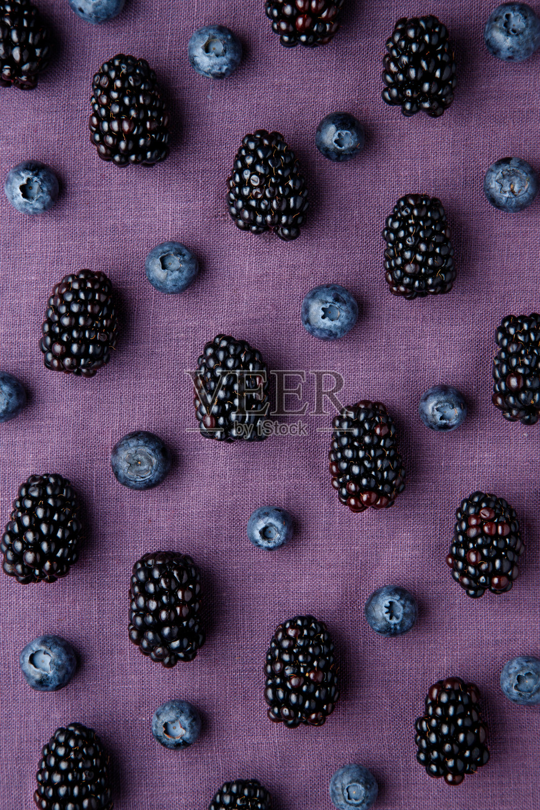 紫色浆果模式。新鲜多汁的黑莓和蓝莓照片摄影图片