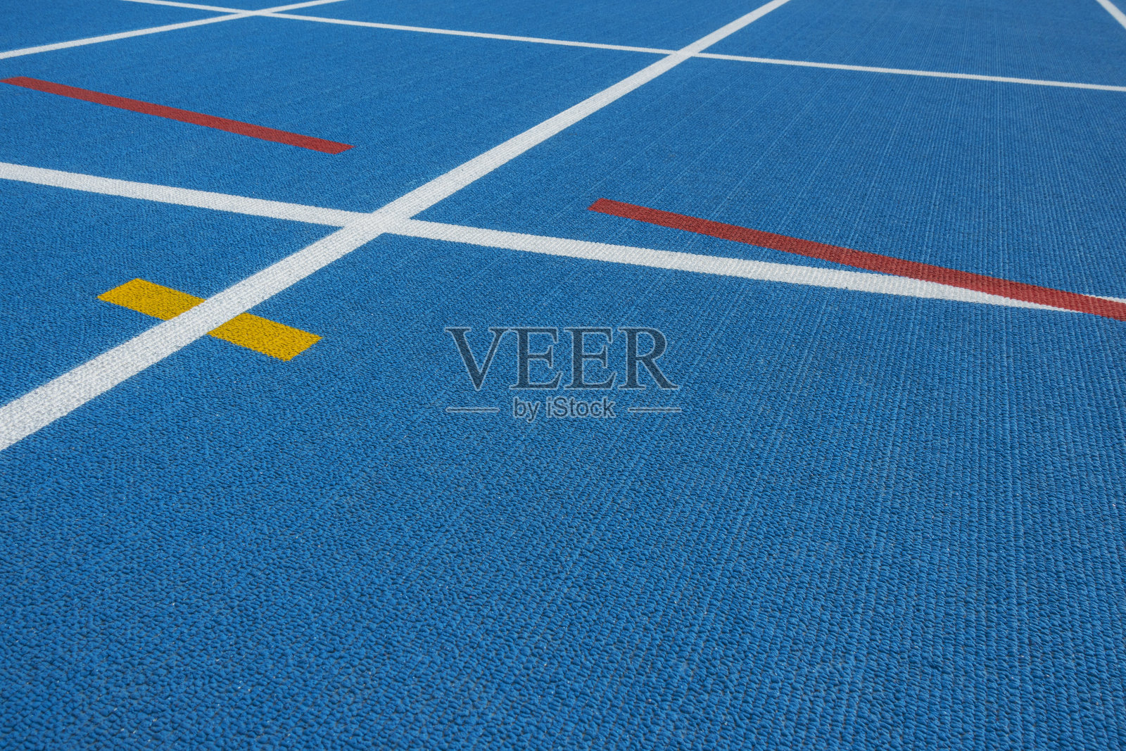 运动背景。运动场的蓝色跑道，白色线，黄色和红色标记。俯视图照片摄影图片