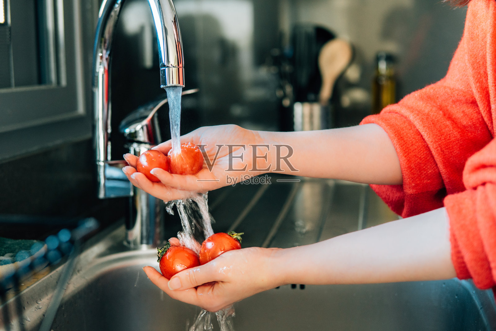 女人的手在厨房洗西红柿的特写照片照片摄影图片