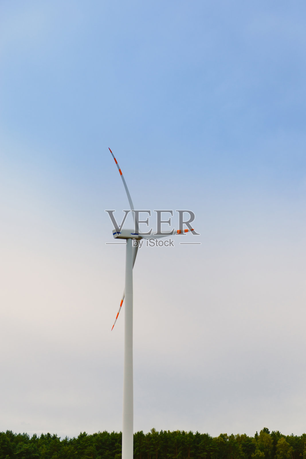 下列。生态电力可再生能源生产的风能。风车节约了地球上的天然原料。绿色生态，纯电力照片摄影图片