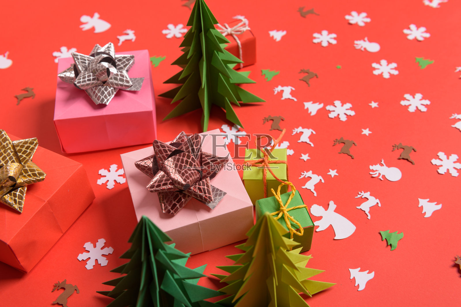 圣诞节或新年的背景，朴素的构成圣诞装饰品和杉木树枝，平铺，空白的空间为问候的文字照片摄影图片