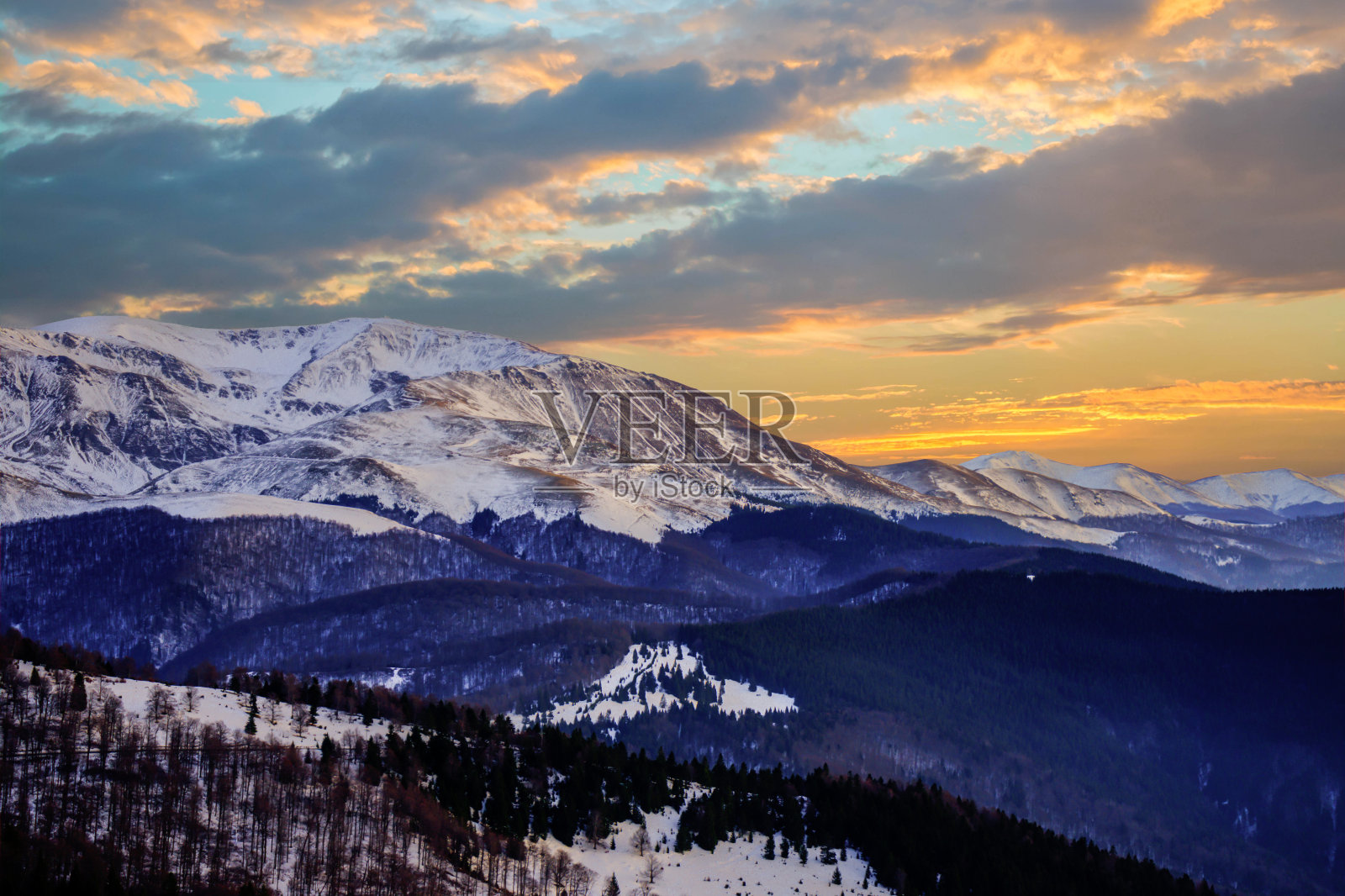 日落或日出全景在惊人的山脉。照片摄影图片