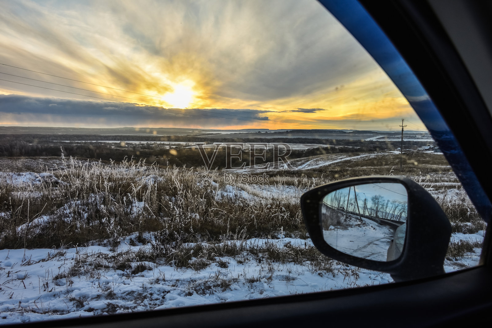 从车窗眺望冬日里的田野日落，冬日里的晚霞，橘红色的晚霞透过车窗，映入冬日田野，五彩缤纷的天空照片摄影图片