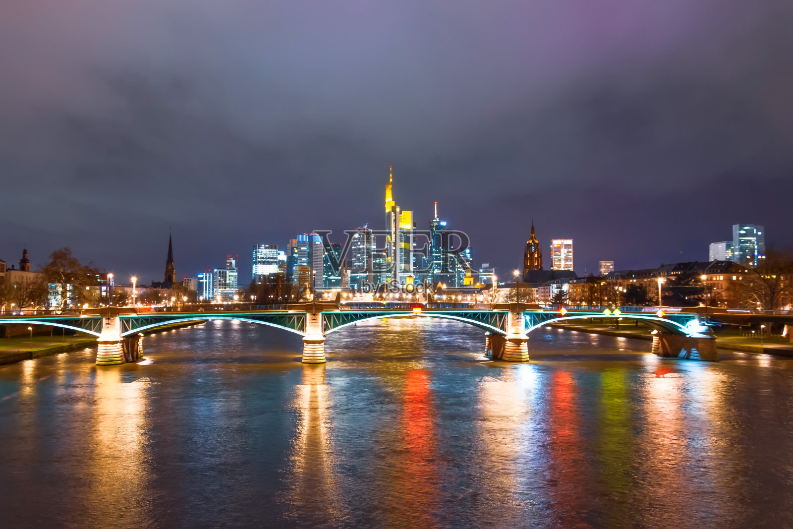 法兰克福在晚上与德国的大桥和摩天大楼夜景。照片摄影图片