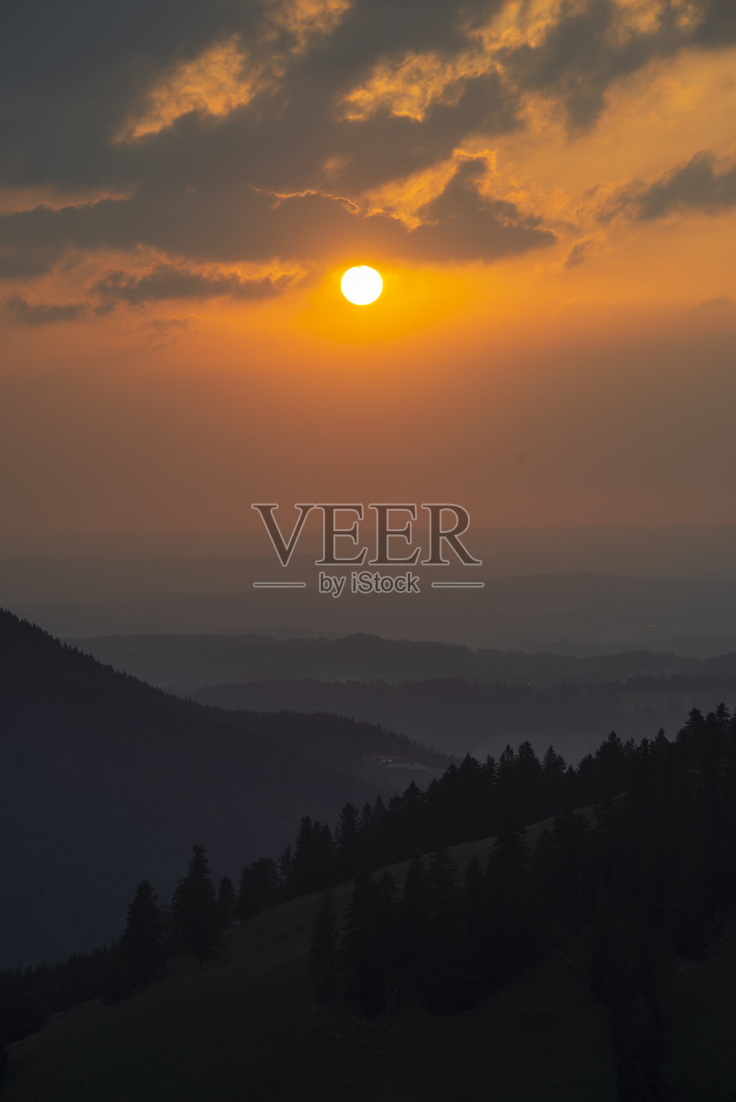 在巴伐利亚阿尔卑斯山麓和日落的巴伐利亚，德国，巴伐利亚的Jenbach山谷附近的森林和阿尔卑斯山照片摄影图片