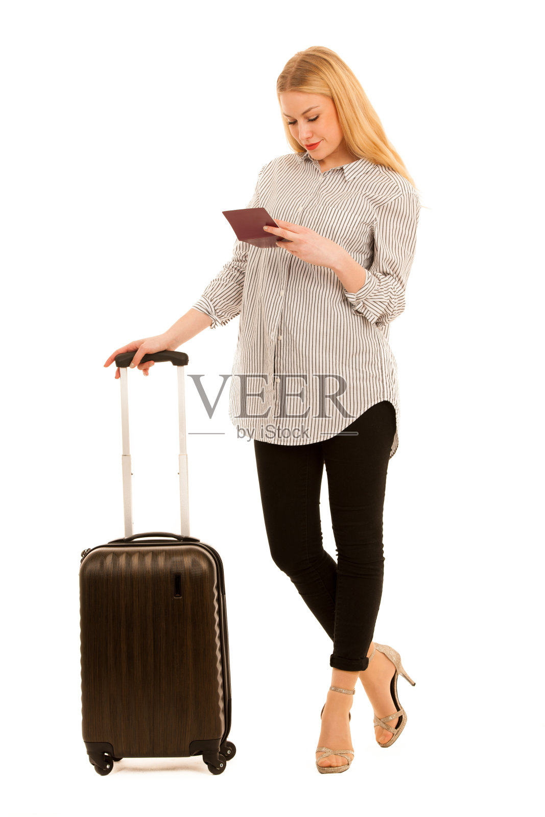 带着行李箱的女人在白色背景下独自旅行照片摄影图片