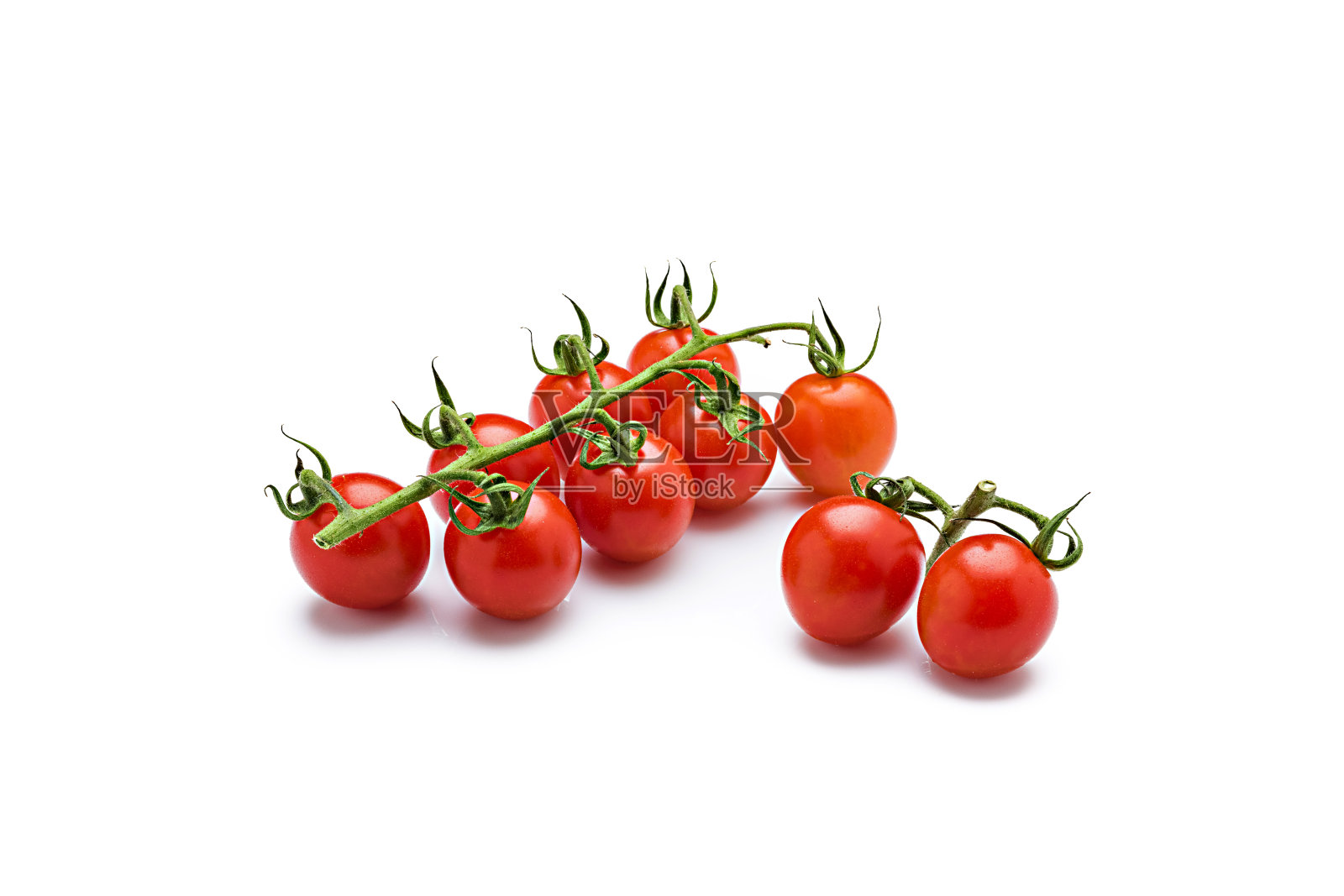 一束樱桃西红柿孤立在反射的白色背景照片摄影图片