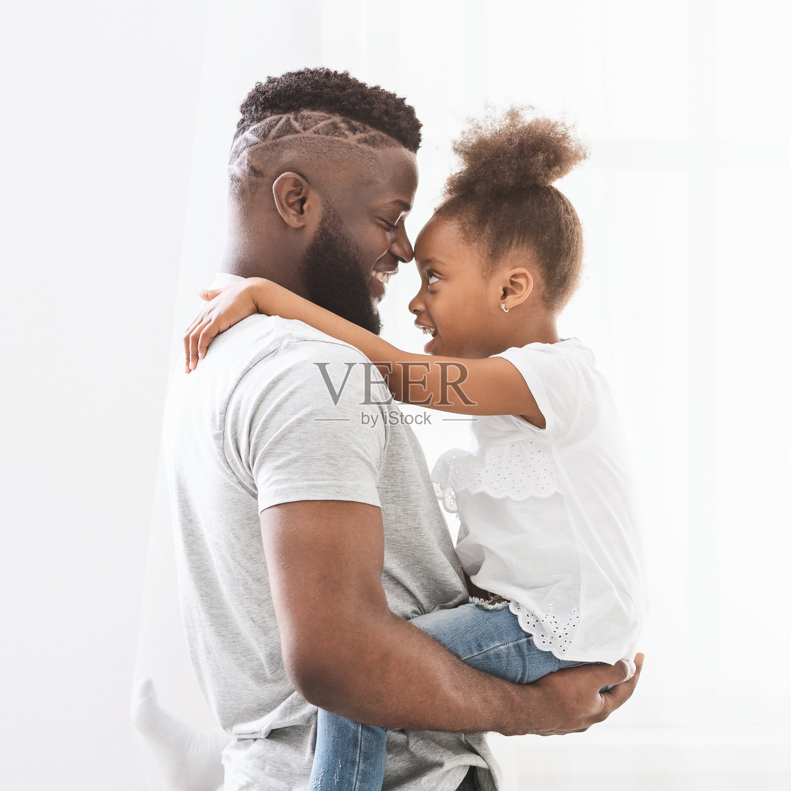 黑人父亲和女儿在白人之上的亲密关系照片摄影图片