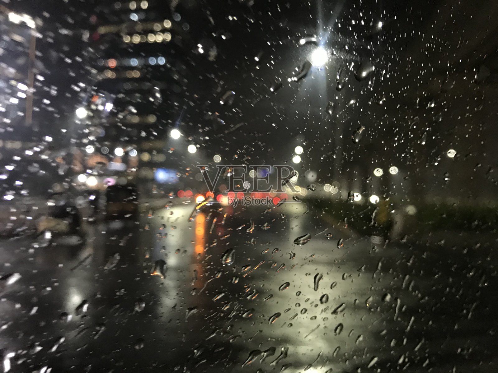 雨点落在车窗上照片摄影图片