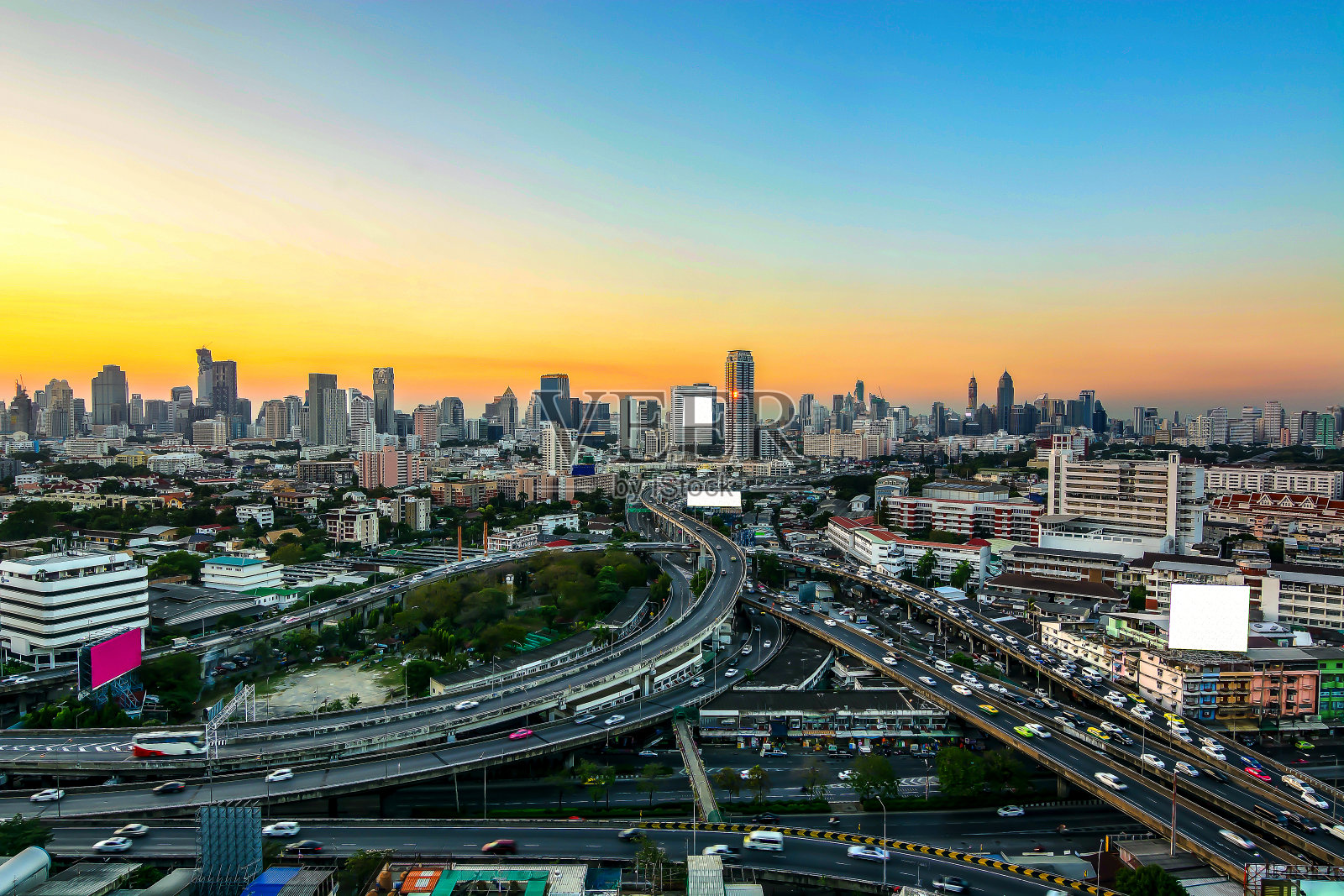 曼谷高速公路和高速公路顶视图在黄昏时间，泰国照片摄影图片