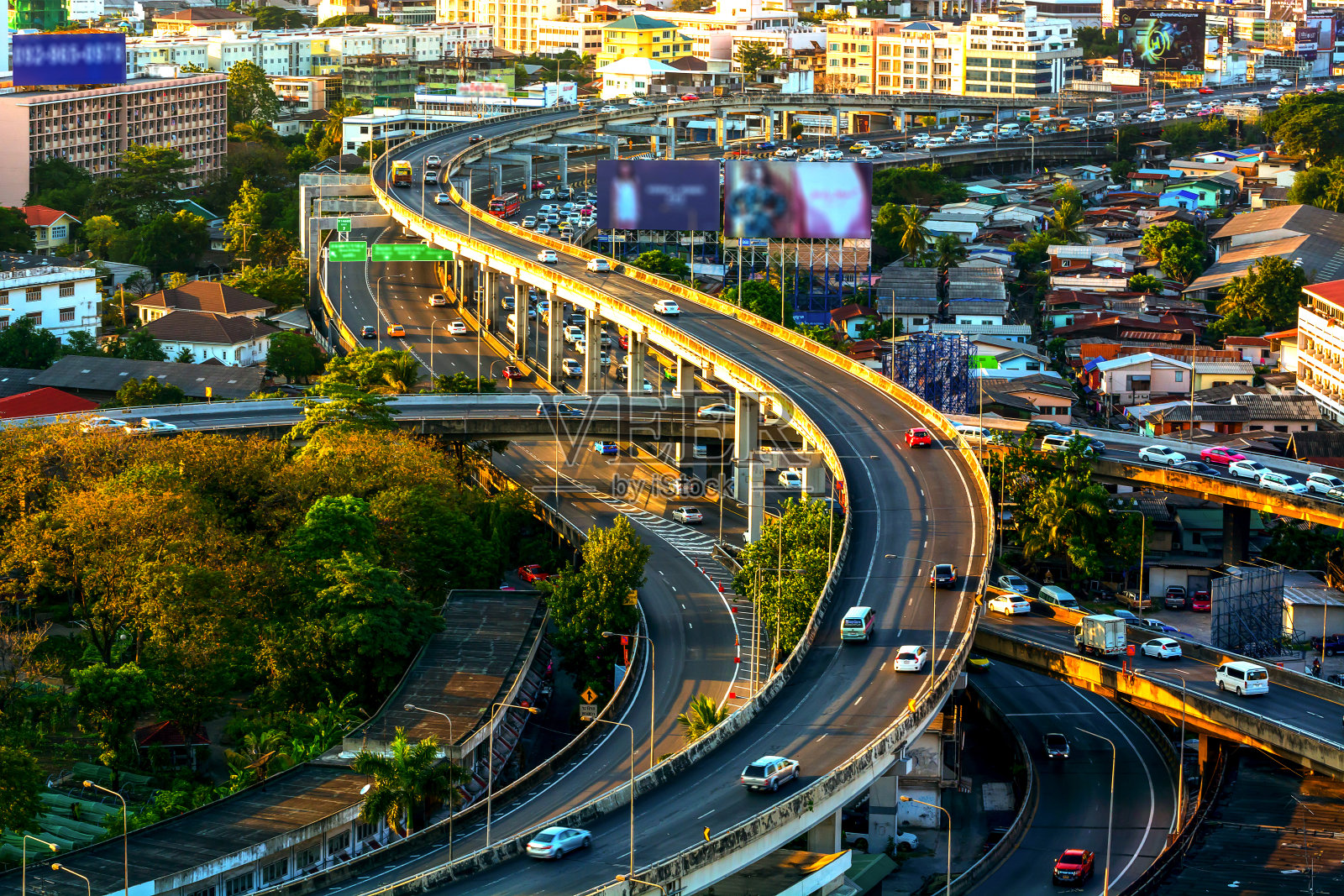当泰国的一个长周末，高速公路是空的。空的高速公路。照片摄影图片